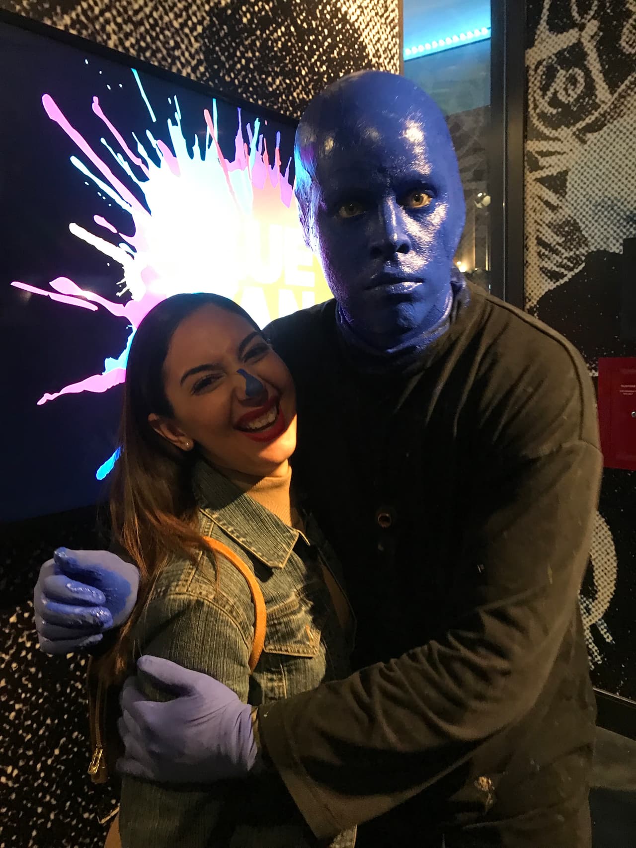 La locutora se emocionó mucho cuando vio a uno de los 'hombres azules' después del espectáculo y claro que aprovechó la oportunidad de tomarse una foto. Ella quería un beso, pero él decidió que sería mejor pintarle la nariz.