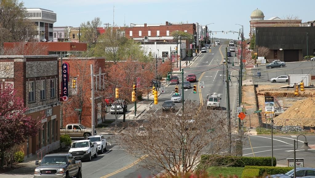 <b>Albemarle: </b>El documento, fechado el 14 de julio, cataloga a estas ciudades como "zonas rojas" debido a que fueron confirmados más de 100 casos de coronavirus por cada 100,000 habitantes, y además, más del 10% de las pruebas dieron positivo por covid-19.