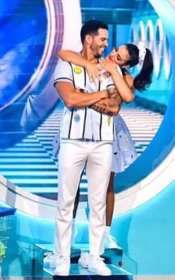 A pesar del gran esfuerzo, Yisus no pudo repetir la hazaña, y los jueces le pidieron disfrutar un poquito más y no mantener una sonrisa tan rígida sobre el escenario.