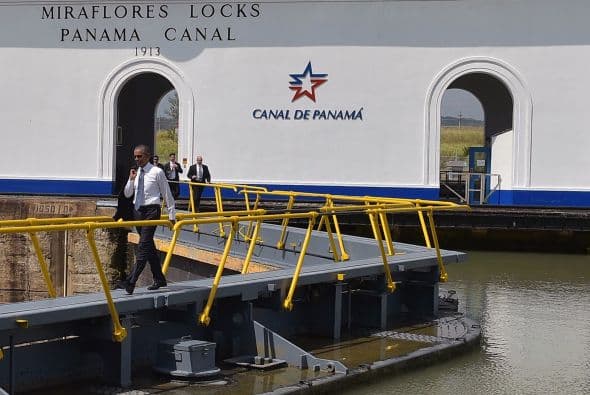 Barack Obama visitó también la sección de Miraflores del Canal de Panamá.