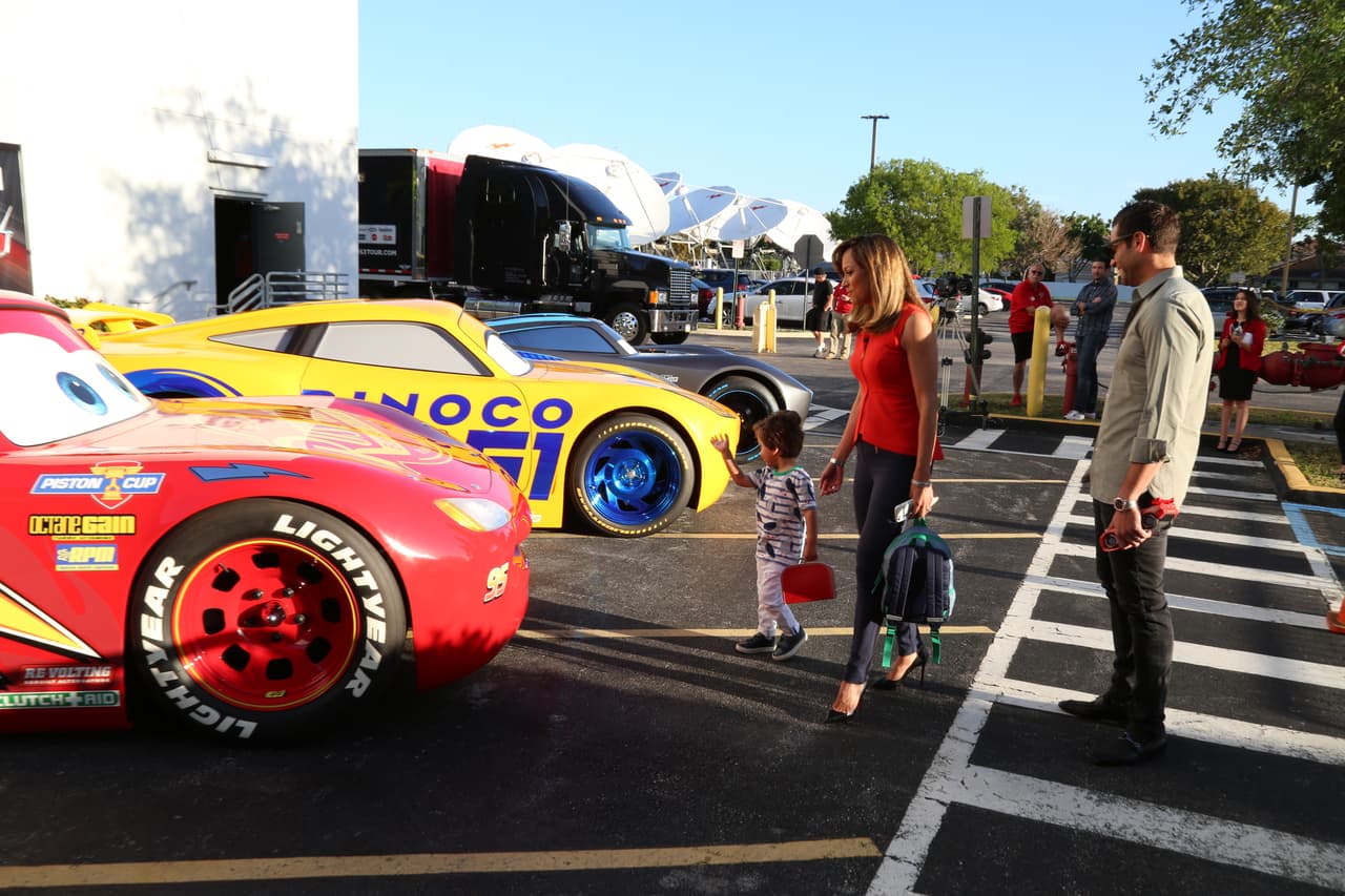 Satcha Pretto salió a recibir a su hijo, que pasó a saludarla antes de ir a clases.