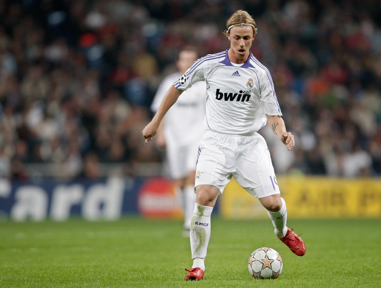 Es un jugador –ahora entrenador– del ADN merengue. Surgió del Castilla y de allí voló muy alto con el primer equipo. Se le conoció como el reemplazo de Redondo, un mediocampista con mucha calidad.