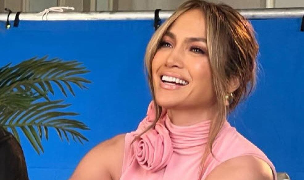 Se trata de un corsage, como los que utilizan las novias, y que simula una rosa con sus pétalos.
<br>