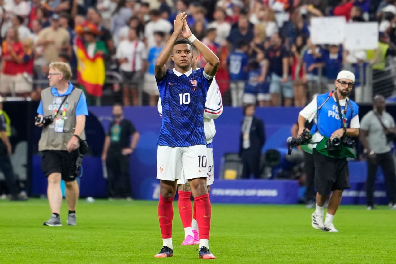 El francés Kylian Mbappé (10) aplaude tras el partido de semifinales de la Copa del Mundo entre Francia y España en Arlington, Texas, cerca de Dallas, el martes 14 de julio de 2026.