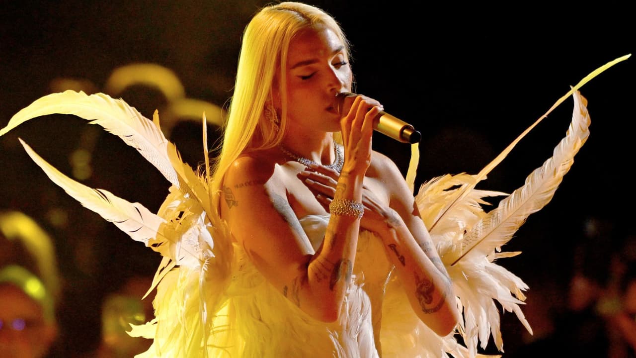 Elena Rose hace suyo el escenario de Latin GRAMMY con su hit 'Me Lo Merezco'