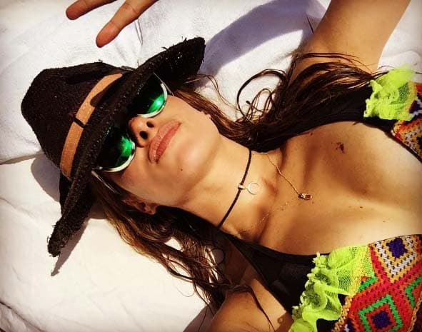 Siempre que vayas a estar expuesta a la radiación solar, además de las gafas adecuadas, procura utilizar una gorra o sombrero como lo hace Galilea.