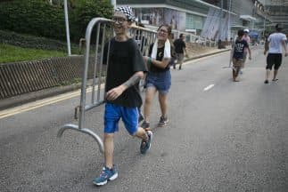 Algunos manifestantes comenzaron a abandonar ciertos puntos de su concentración.