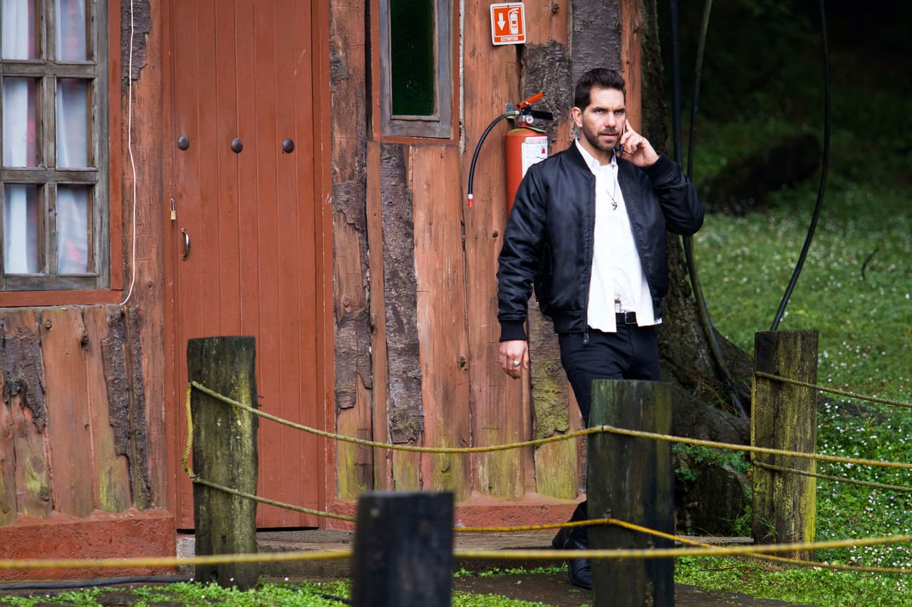 Zulima lo llamó para informarle que Dave había estado en el bar y le aseguró que Yolanda lo había traicionado con la DEA.