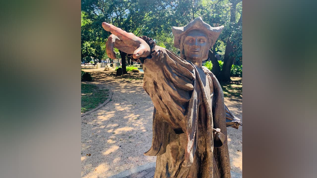 La estatua de 7 pies de altura se encuentra en el parque Bell que está ubicado en 4900 de Montrose en la ciudad espacial.