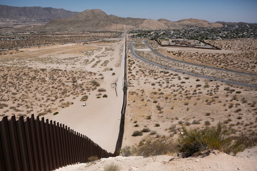 Un tramo de la frontera entre Estados Unidos y México, donde es frecuente ver cruces de migrantes con coyotes. A la izquierda, los Ranchos de Anapra, en Chihuahua; a la derecha, Sunland Park, en Nuevo México. Hacia abril, la temperatura en este punto comienza ascender y puede llegar hasta los 86 grados Farenheit (30 Centígrados).