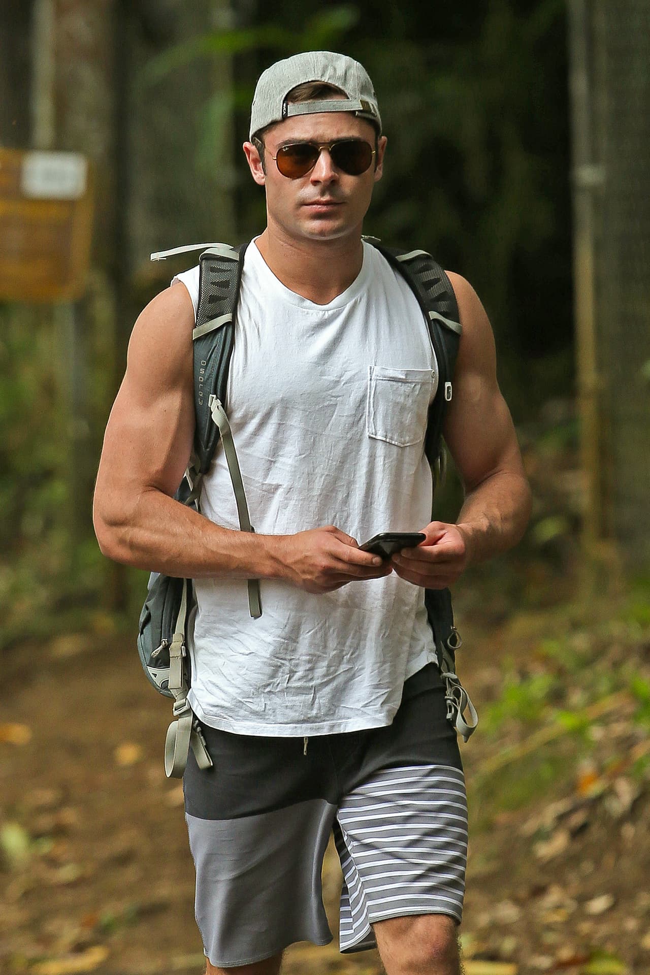 Tanta visita al gimnasio le ha dado muy buenos resultados al guapísimo Zac Efron. Con esos brazotes se antoja un buen apretón.