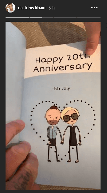 Y en una cuartilla con letras muy grandes dice: "Feliz 20 aniversario". Harper también agregó la fecha del enlace matrimonial: un 4 de julio.