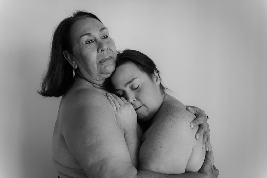 Cuando la piel de 
<a href="http://www.univision.com/noticias/esclerodermia/vivir-con-la-enfermedad-de-la-mujer-de-piedra-mi-cara-tenia-aspecto-de-mascara">María Margarita Gamboa</a> comenzó a endurecerse no se imaginaba que la causa era una extraña afección que haría que sus pulmones se deterioraran hasta dejarla sin la capacidad de respirar: esclerodermia sistémica, conocida también como 'la enfermedad de la mujer de piedra'. "La única opción para salvar mi vida era un trasplante de ambos pulmones. El 22 de diciembre de 2014, cuando estaban a punto de inducirme un coma para conectarme a una máquina que hace circular la sangre por un pulmón artificial y la lleva de regreso al torrente circulatorio, recibimos la llamada: 
<a href="http://www.univision.com/noticias/esclerodermia/dos-pulmones-ajenos-hicieron-que-maria-margarita-volviera-a-respirar-fotos">había unos pulmones compatibles para mí</a>.
<b> </b>Hoy trabaja junto a su madre (en la imagen) para sensibilizar a la comunidad latina sobre la donación de órganos.