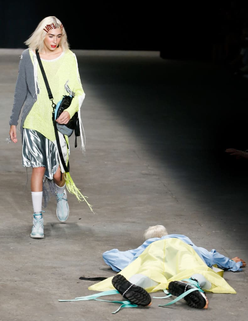 Sin embargo, las miradas atónitas de sus compañeros de desfile y staff confirmaron que no era un acto planeado.