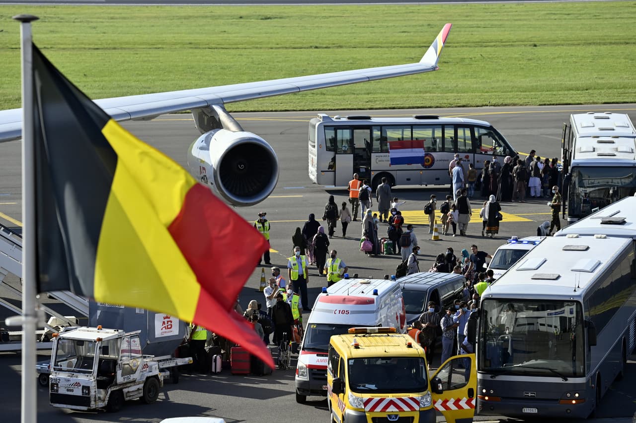 Evacuados afganos en el aeropuerto militar Melsbroek, de Bélgica, el 25 de agosto.
<br>
<br>Funcionarios de varios países de la Unión Europea dicen que 
<a href="https://www.cnbc.com/2021/08/18/europe-fears-a-repeat-of-2015-refugee-crisis-as-afghanistan-collapses.html"><u>quieren evitar que se repita la crisis migratoria de 2015</u></a>. En ese momento hubo en el continente una reacción contraria al ingreso de refugiados impulsada en parte por el discurso político nacionalista.