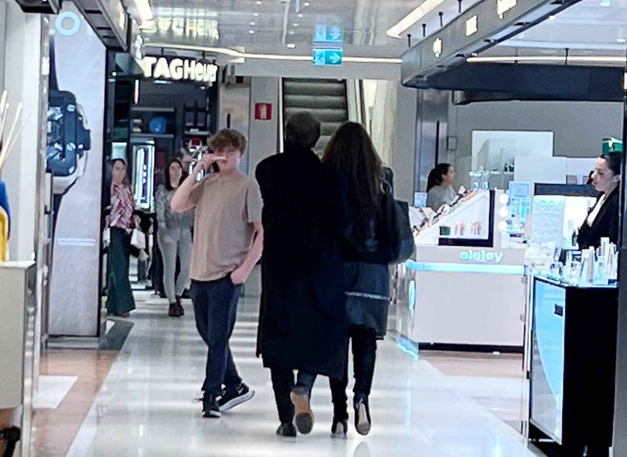 El intérprete de 'Sabes una cosa' aparece rodeando con sus brazos la espalda baja de Paloma Cuevas, mientras caminaban por los pasillos de la lujosa tienda.