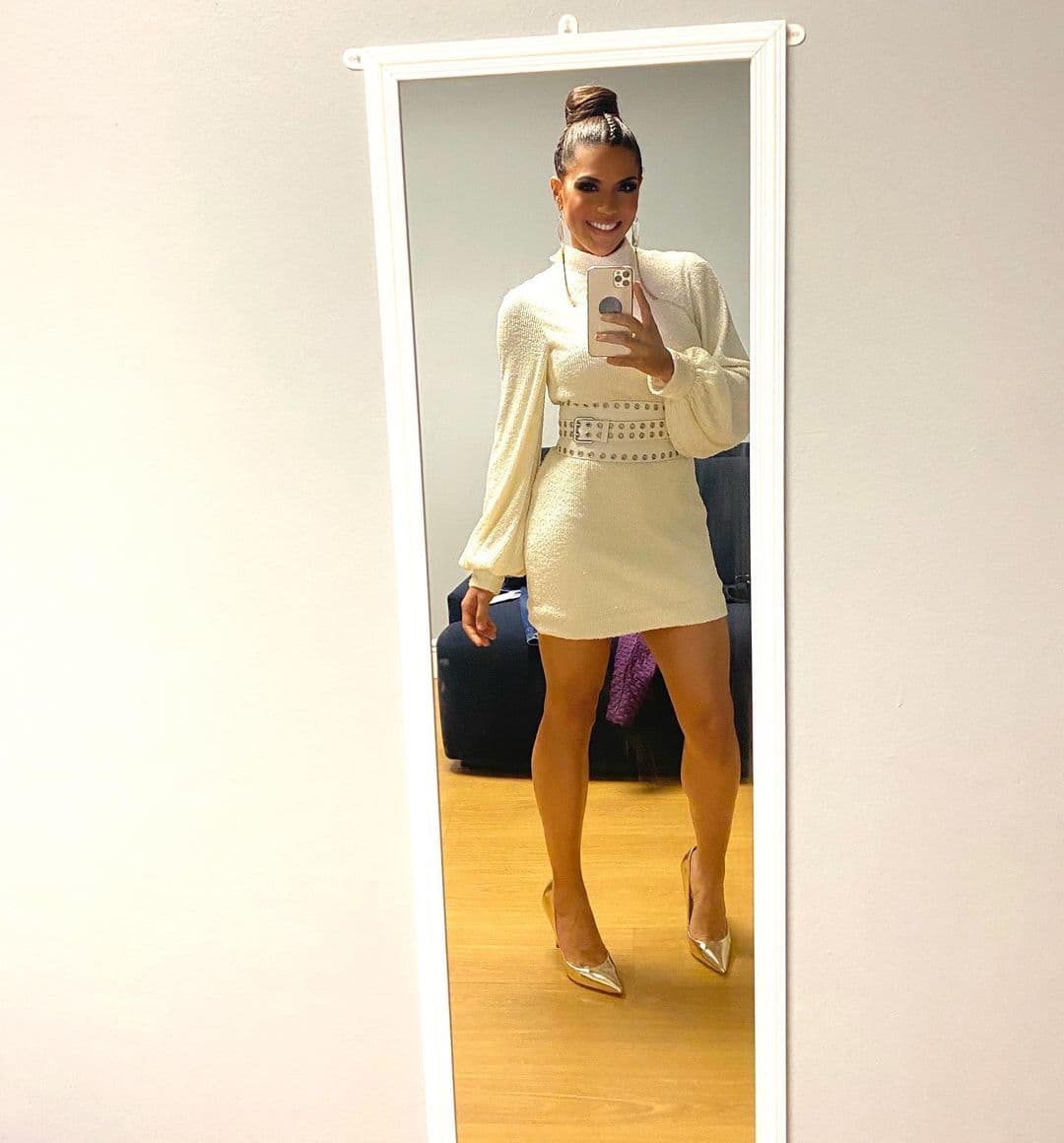 La época se presta para las prendas blancas y en Francisca Lachapel vemos una alternativa muy femenina para vestir en esta especial cena familiar.