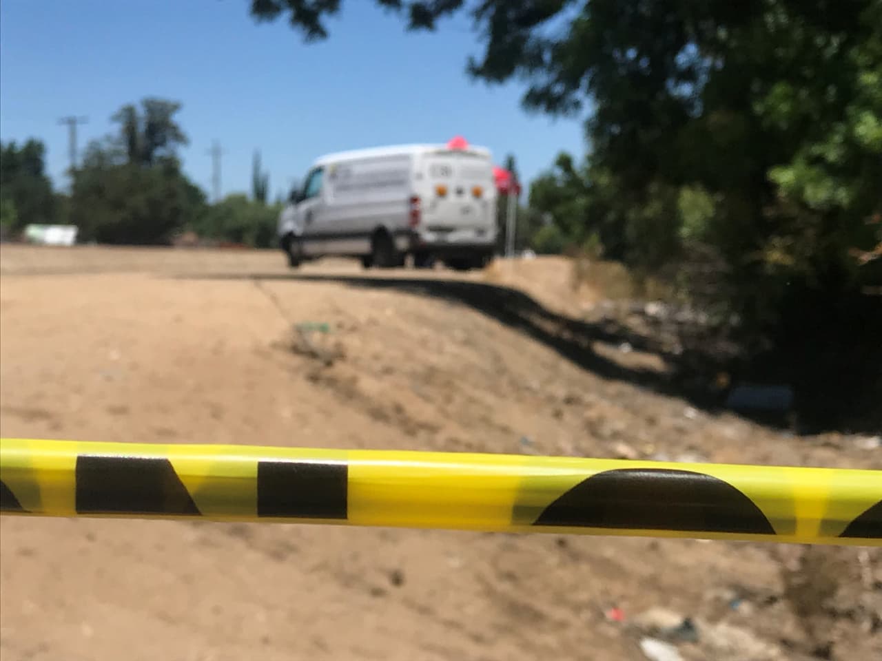 Encuentran cádaver en un canal en Fresno