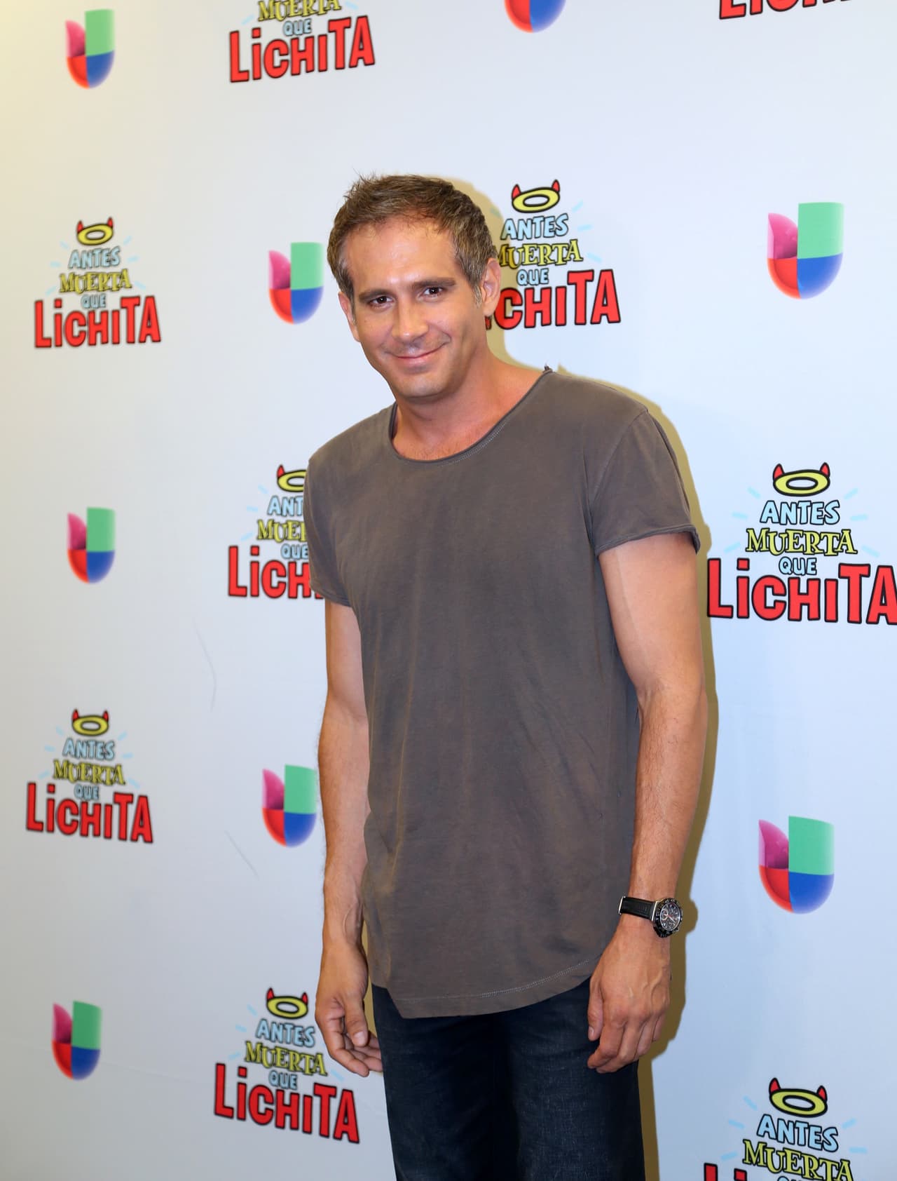 Arath de la Torre por fin regresa a las telenovelas y en esta ocasión con el protagónico de la historia. En “Antes muerta que Lichita” él es "Roberto Duarte", un hombre muy hábil y dueño de un corazón muy noble.