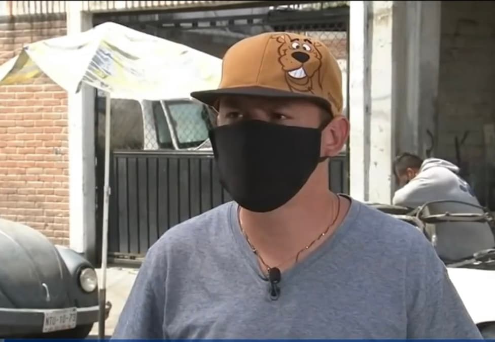 “Pocas personas hacen lo que hace Don Armando: ayudar a quien ni siquiera es de tu país solo lo hace una persona que se guía por Jesucristo”, dice un emocionado Alejandro, quien ve con sus propios que
<b>nunca falta un plato de comida o un vaso</b> de agua en el albergue a pesar de la voraz pandemia del
<a href="https://www.univision.com/temas/coronavirus">coronavirus</a>.
<br>