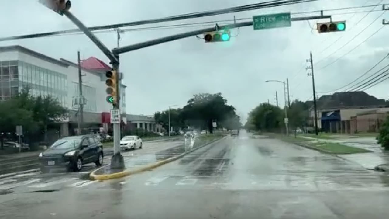 Cierre muy bien las ventanas y evite salir a menos que sean muy necesario.