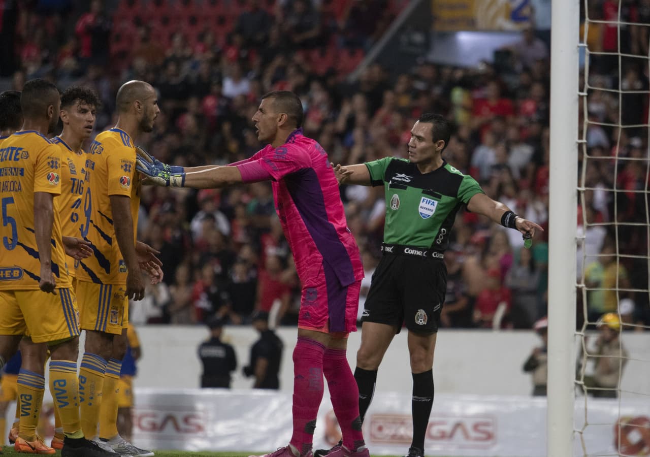 Atlas hizo valer su condición de local en el Estadio Jalisco y lleva ventaja para la vuelta de la Semifinal ante Tigres en el Universitario.