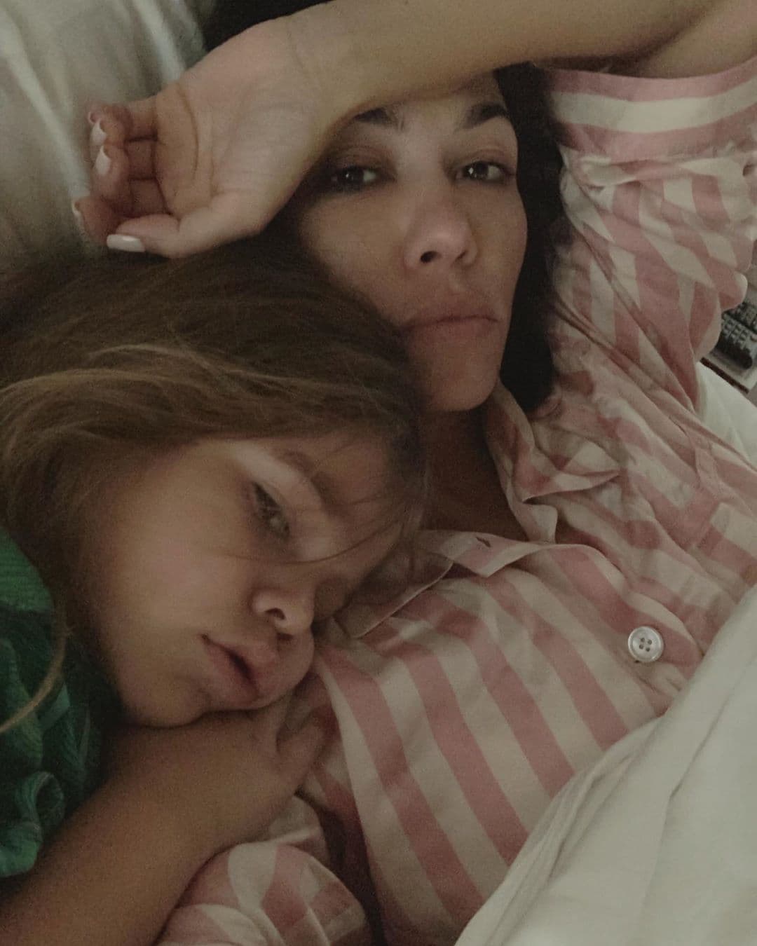 Kourtney Kardashian no se ha quedado atrás y también a revelado en Instagram, su cutis sin maquillaje. En esta imagen, posa con su hija Penelope.