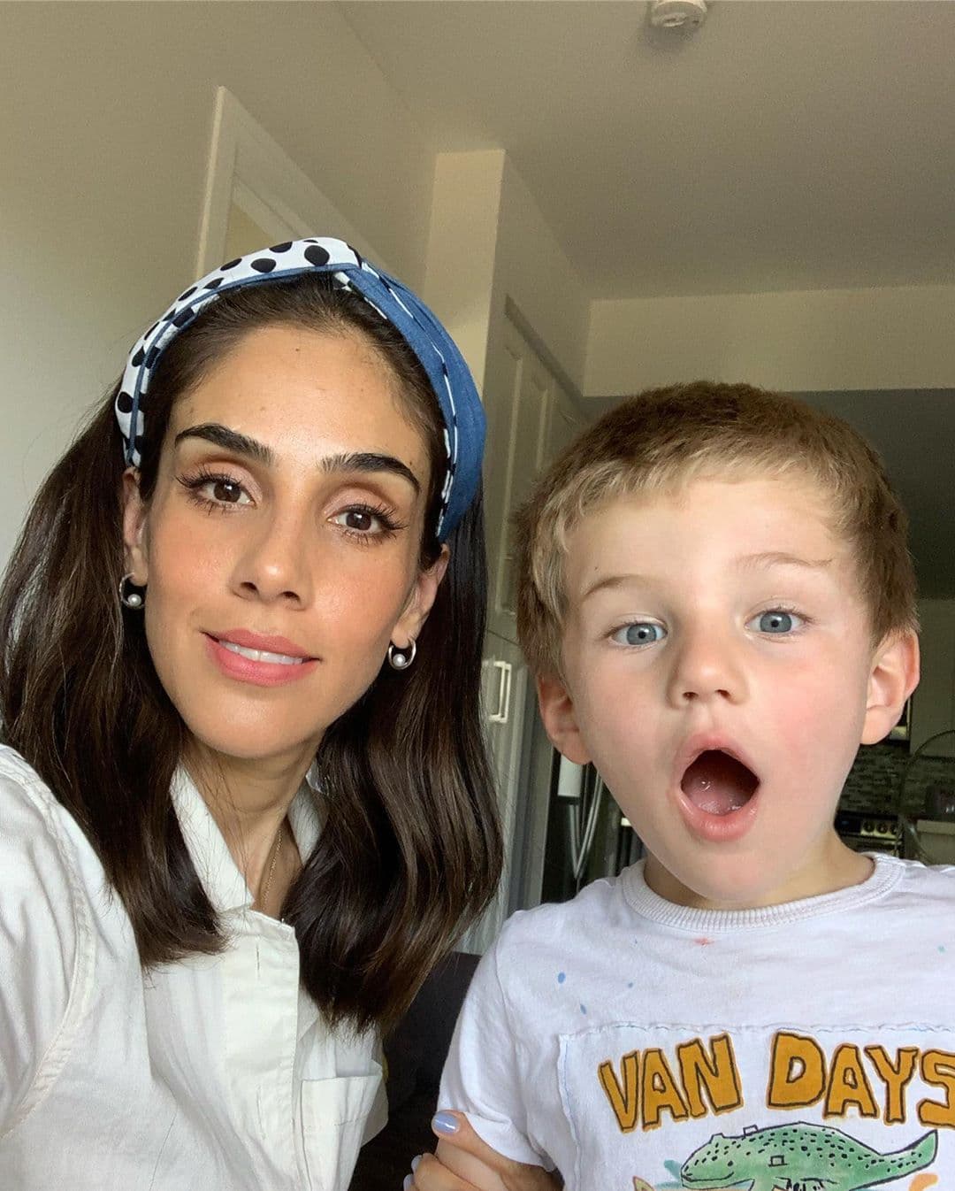 Los hijos de Sandra Echeverría y Alessandra Rosaldo tuvieron un emotivo encuentro cuando sus madres coincidieron a la salida del colegio donde ambos estudian.