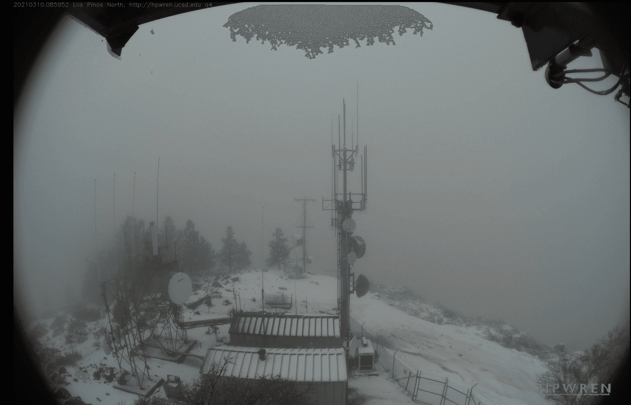 Esta es otra vista en la cumbre de Los Pinos, desde las cámaras de HPWREN en 
<a href="https://www.univision.com/local/los-angeles-kmex/este-es-el-millonario-e-historico-observatorio-que-esta-bajo-la-amenaza-del-incendio-bobcat-en-los-angeles-fotos">Mount Wilson</a> Observatory, en donde se aprecia la acumulación de nubles cargadas que impiden la visibilidad de la montaña.