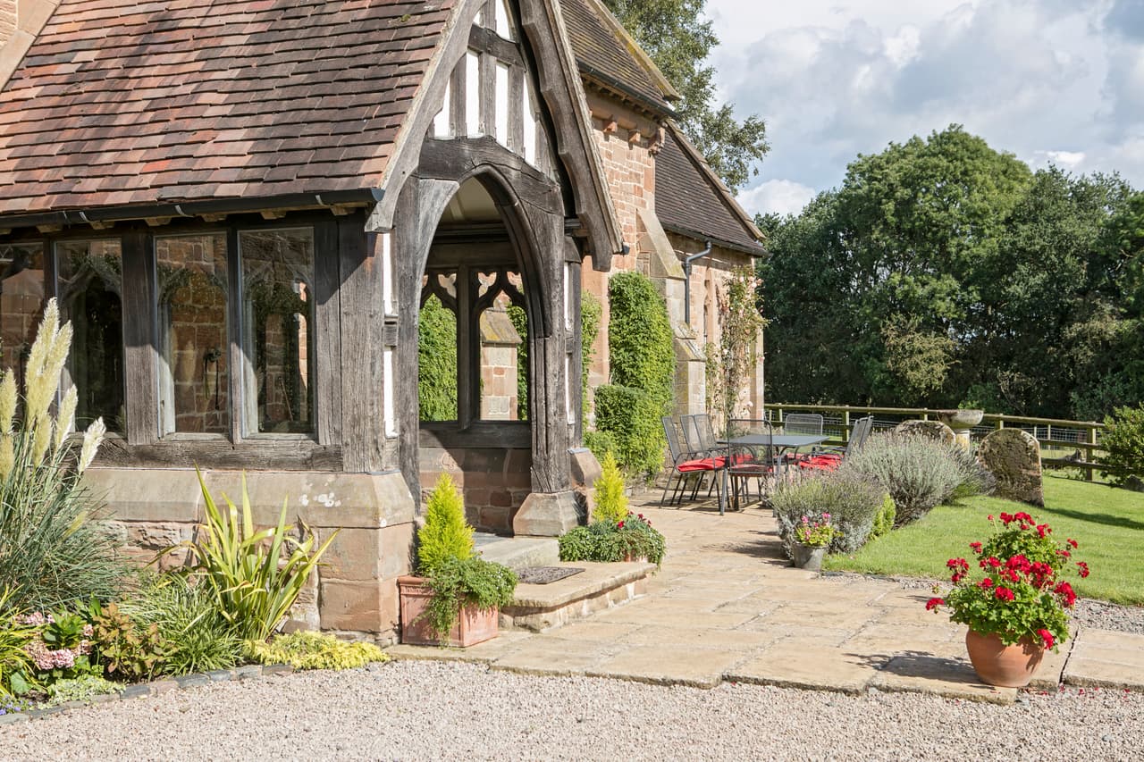 La propiedad incluye tres cuatros y varias lápidas en el jardín trasero.