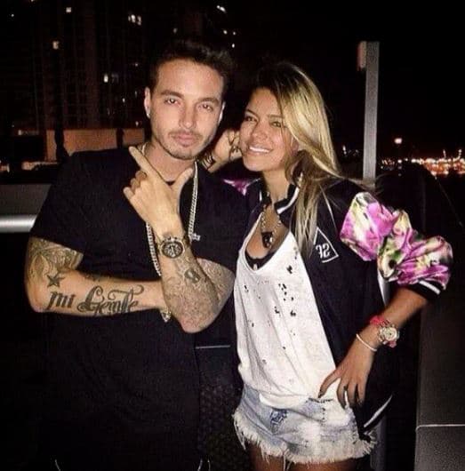 El reggaetonero ha subido varios videos donde se le puede ver escuchando la música de Karol.