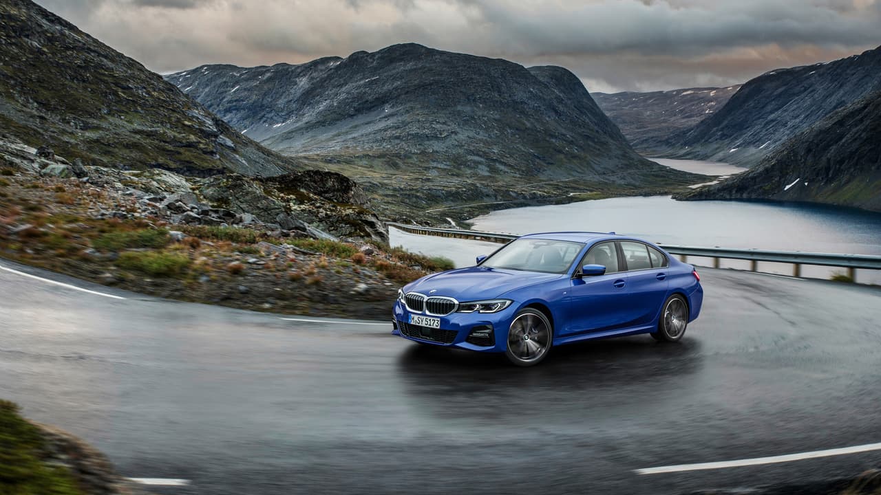 Desde el punto de vista estético BMW nos presenta una
<b> evolución del diseño general de la Serie-3</b>, especialmente del exitoso diseño presentado por primera vez con la tercera generación de la línea en 1990, la generación que hizo más por convertir al modelo en el éxito que es hoy.