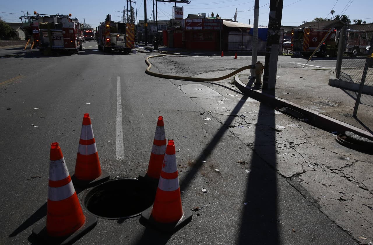 Recomiendan a residentes quedarse en casa tras derrame químico en zona de construcción de Compton