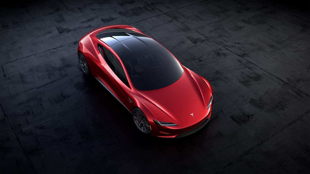 Algo que hay que aclarar sobre el Tesla Roadster es que no se trata de un un 
<i>roadster</i>. Los 
<i>roadsters</i> son automóviles convertibles de dos puestos con un marcado acento deportivo. Aunque al Tesla Roadster le sobre la deportividad, falla en alcanzar los otros dos criterios, ya que 
<b>ni es convertible ni es un modelo de dos puestos</b>. Autos como el Mercedes-Benz SLC con techo metálico plegable, o el Mazda Miata con techo de lona, son técnicamente roadsters, pero el Tesla Roadster, solo lo es en nombre.