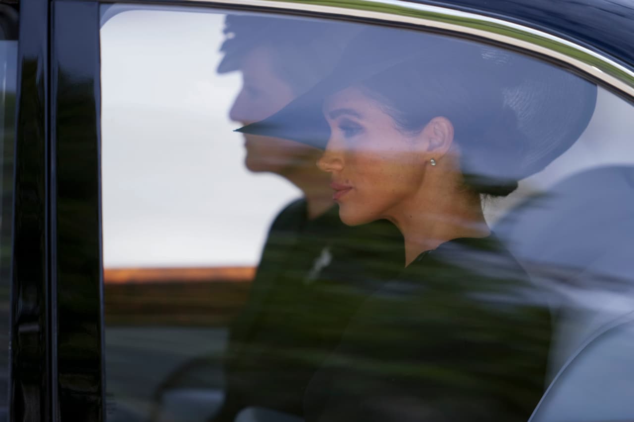 La duquesa lució unos
<b> aretes de perlas</b> en su atuendo.
<br>