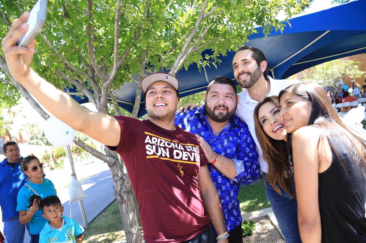 Ahí convivieron con estudiantes y las 'selfies' no podían faltar.