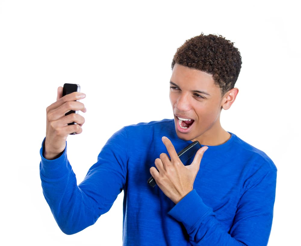 Si un cantante, actor o figura pública mediocre se percata que muchas cosas que le dicen entran en el juego del Ego, no hay problema ¡el problema es si se cree lo que le dicen! En esos casos tiende a pensar que es “el último oasis del desierto” como suele decirse popularmente. Su identidad se ha perdido, ahogado, asfixiado dentro de un Falso Ego totalmente prefabricado y tan inestable como un castillo de naipes o de arena.