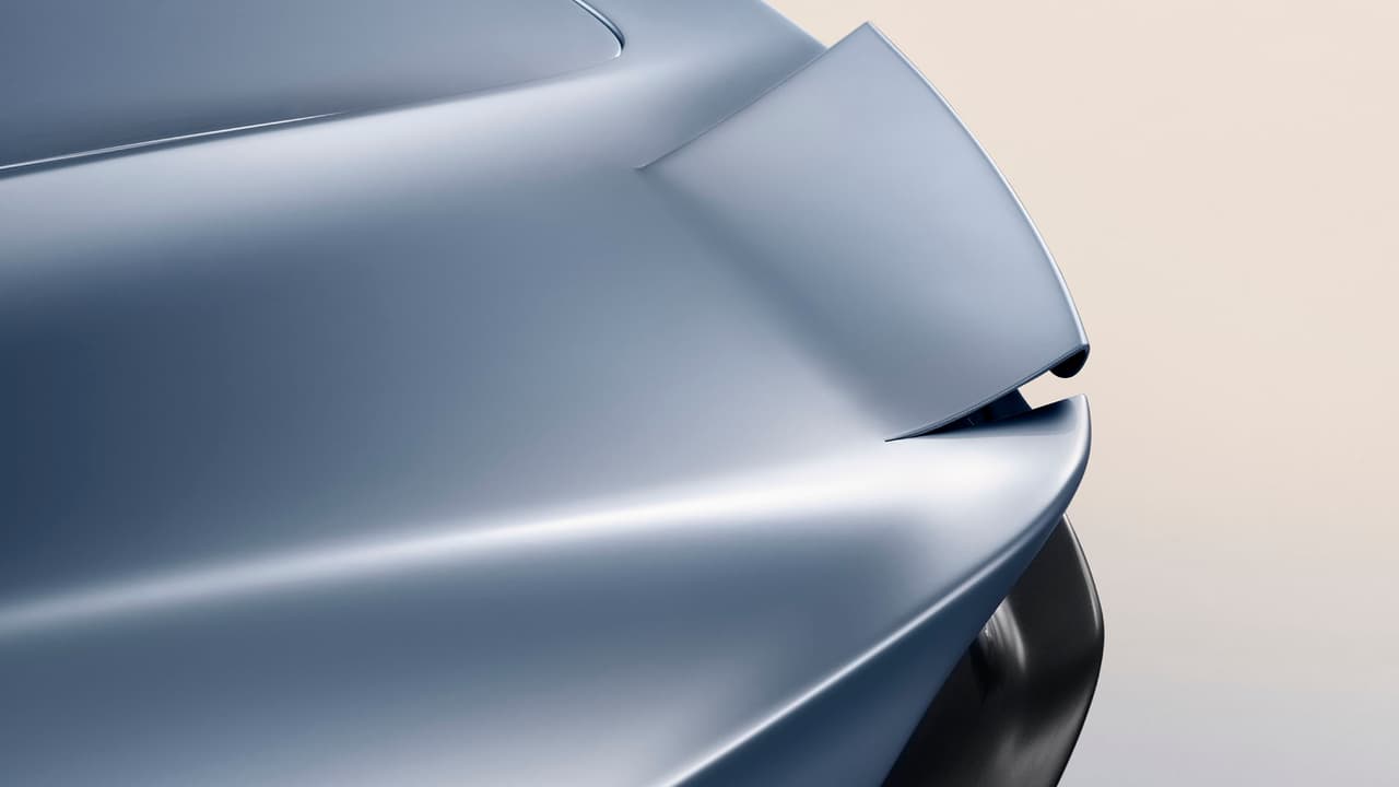 Otro detalle curioso es que los elementos aerodinámicos activos son imperceptibles hasta que la fibra de carbono que los compone se ajustan para optimizar su desempeño para altas velocidades.