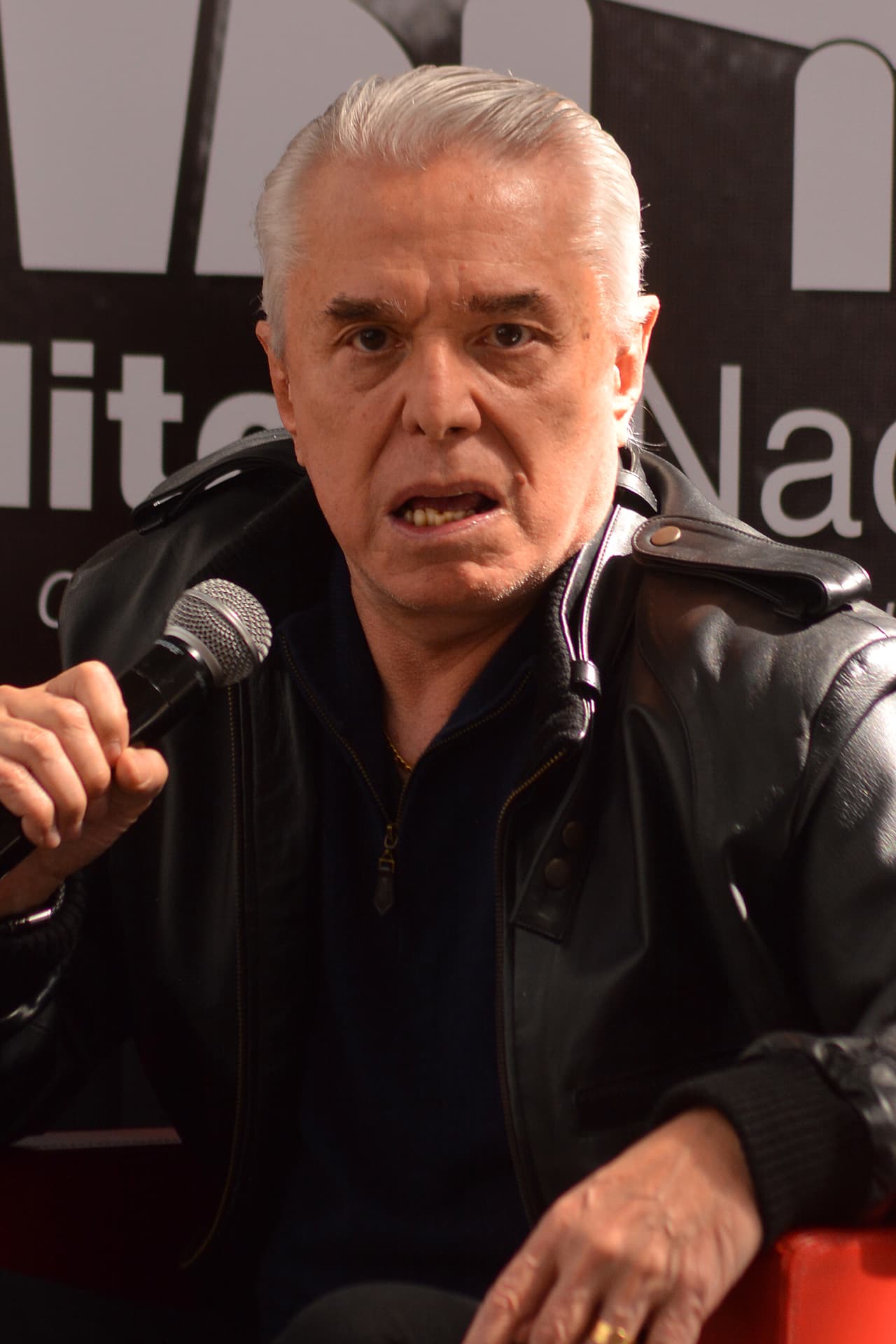 Han sido varias personalidades del medio del espectáculo quienes afirmaron que el ídolo mexicano de la época del rock & roll es supuestamente una
<b>persona violenta</b> y contaron sus experiencias.
<br>