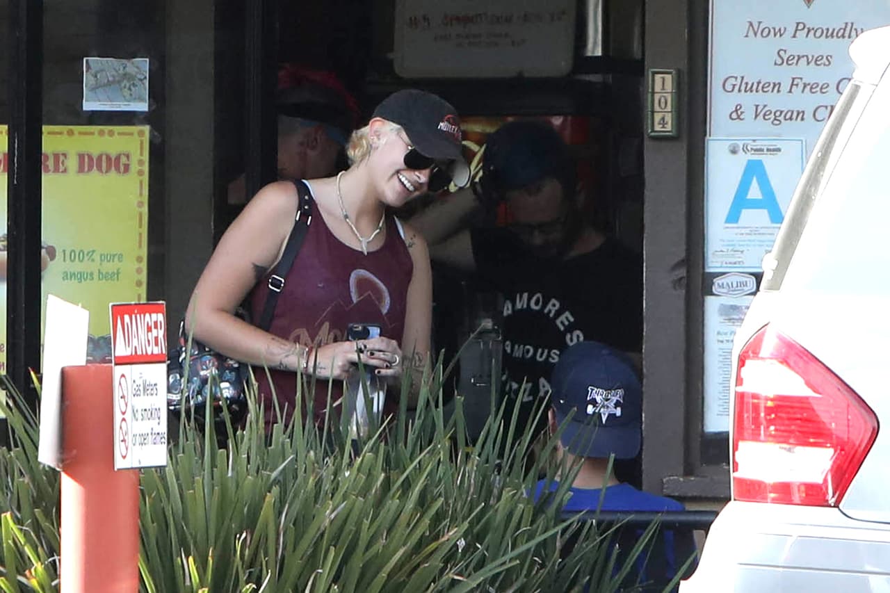 Esperaron pacientemente a que les entregaran su orden de comida.