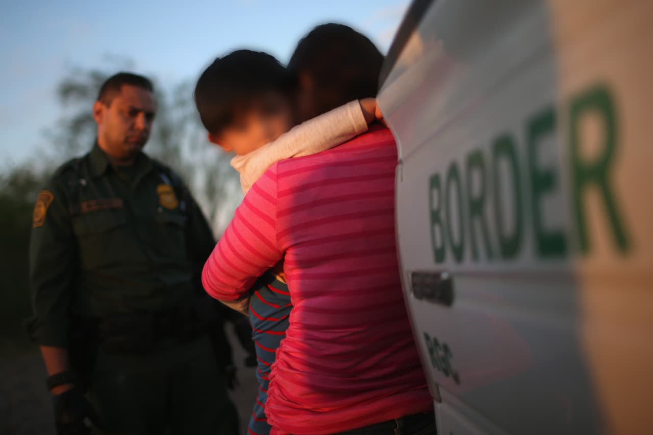 Un niñito de 2 años fue abandonado por coyotes cerca a Hidalgo, Texas