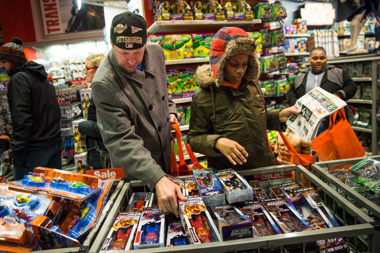 Miles de personas aprovechan los descuentos de la famosa tienda de juguetes después de Black Friday.