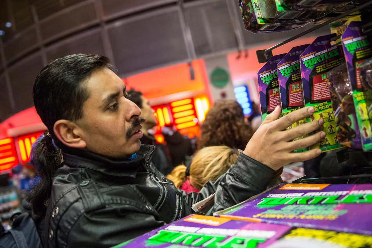 Miles de personas aprovechan los descuentos de la famosa tienda de juguetes después de Black Friday.