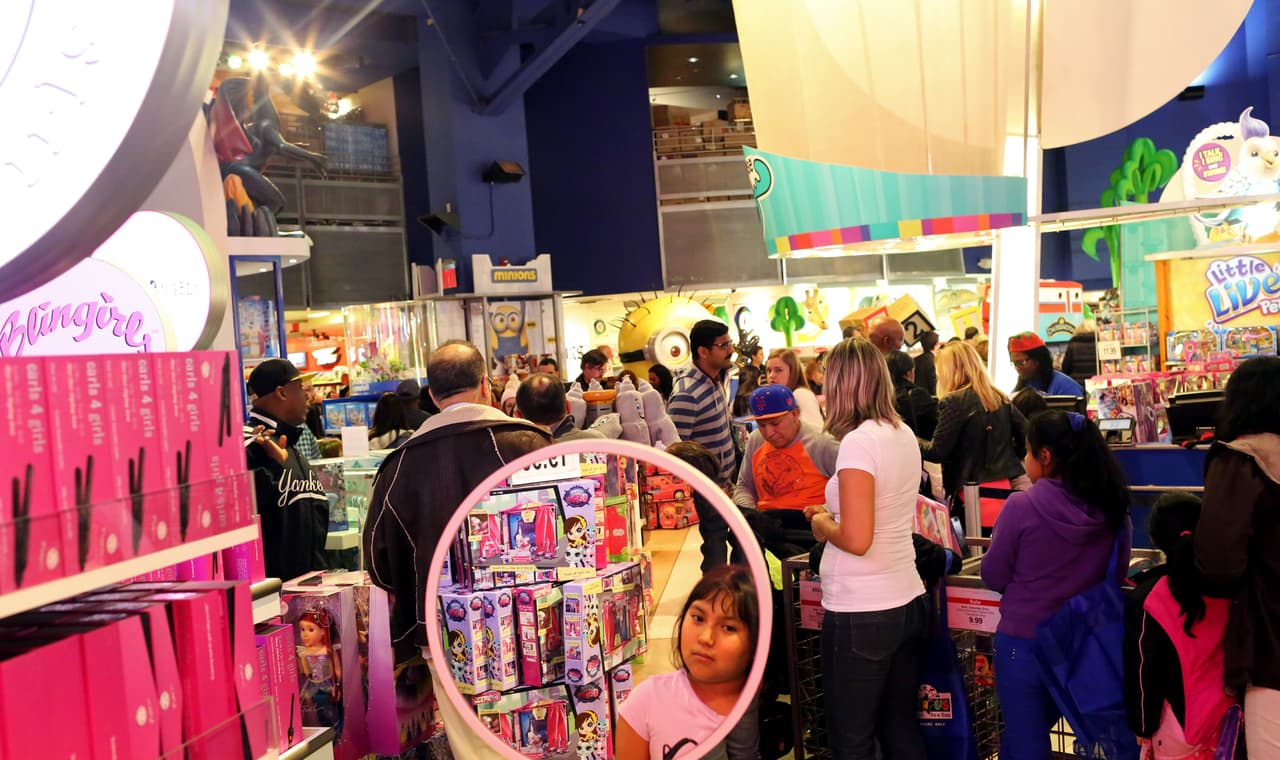 Miles de personas aprovechan los descuentos de la famosa tienda de juguetes después de Black Friday.