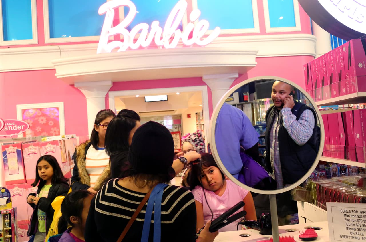 Miles de personas aprovechan los descuentos de la famosa tienda de juguetes después de Black Friday.