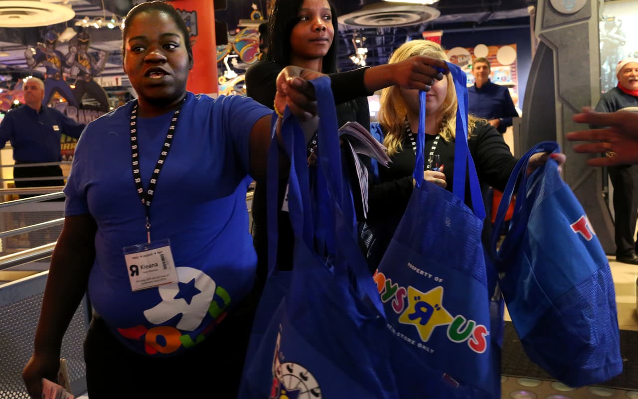 Miles de personas aprovechan los descuentos de la famosa tienda de juguetes después de Black Friday.