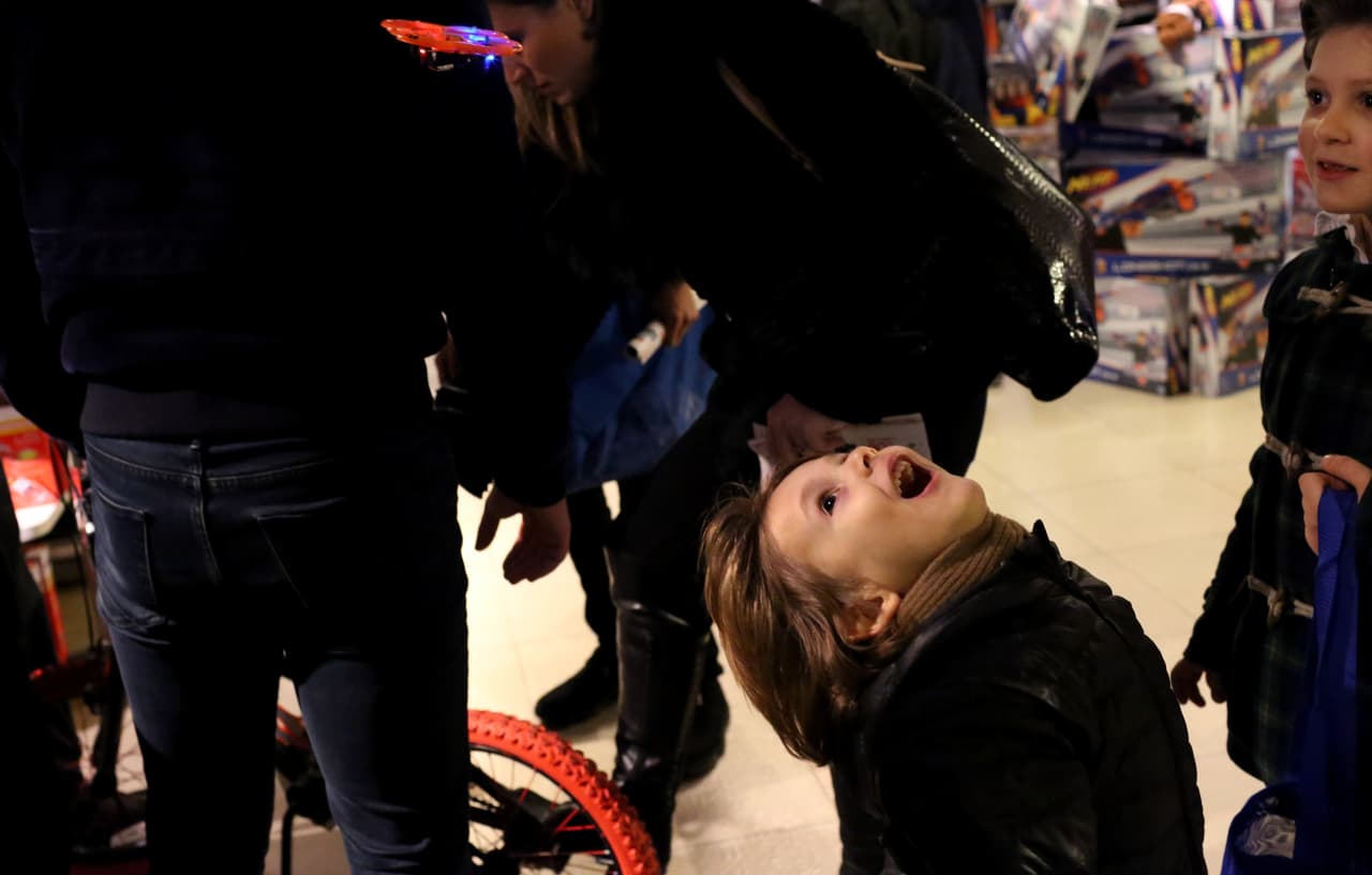 Miles de personas aprovechan los descuentos de la famosa tienda de juguetes después de Black Friday.