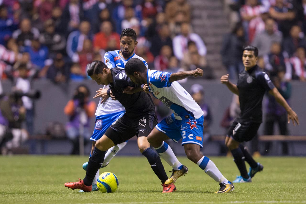 Y la tónica del encuentro fue la misma a lo largo de los 90 minutos. Puebla bien parado y con la calma de tener el marcador a su favor, y Chivas con la desconfianza a todo lo que da.