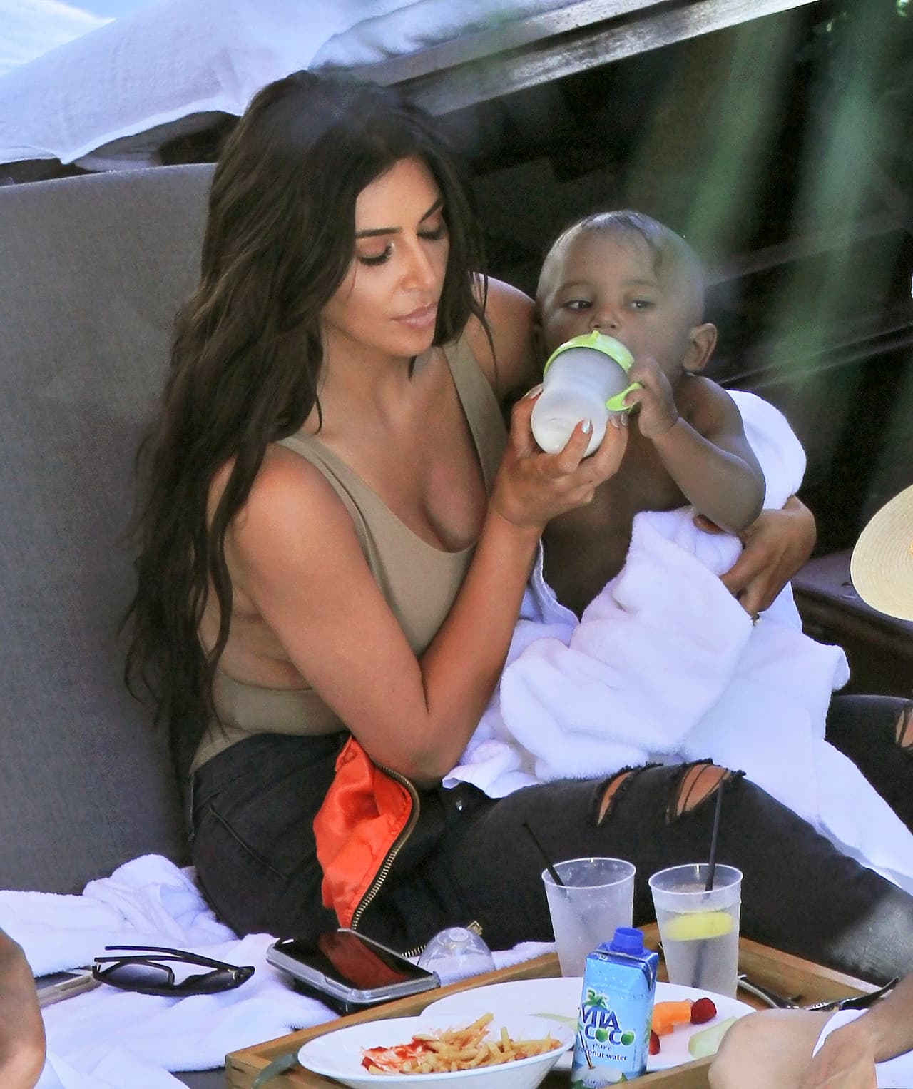 Vimos a Kim haciendo su trabajo de mamá.