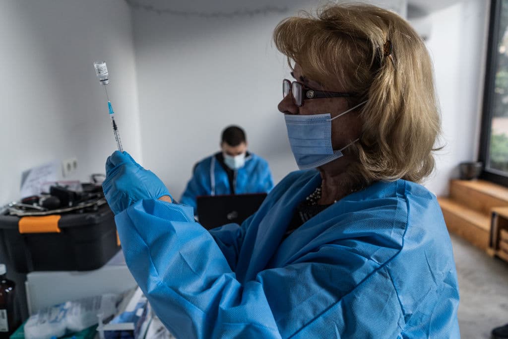 "Necesitamos más camas": California habilita espacios para pacientes que no necesiten tratamientos relacionados con covid-19